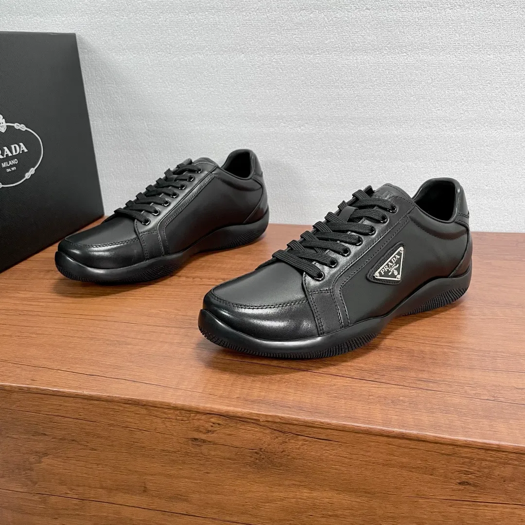 💰720 Code: YS003342 Prada/Prada men’s new leather sneakers. This sneaker is made of imported calf leather and is inspired by classic aesthetic concepts. The tongue is decorated with the recognizable P RADA MILANO embossed logo, the outside is decorated with the classic triangular metal enamel logo, and the all-metal enamel eyelets further enhance the style. Equipped with 3.5cm iconic red label lightweight elastic rubber soles, fabric and cowhide mixed lining, and silk-printed logo cowhide foot pads. The style is versatile and durable, comfortable and breathable, and comes with a full set of original packaging dust bags! Size: 39-40-41-42-43-44 Standard leather shoe size (45 can be customized but returns and exchanges are not supported) Item number: 2EE768 black